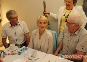 Seniorzy świętowali w Starej Kaflarni. Były kwiaty, muzyka i podziękowania z okazji Dnia Matki i Ojca