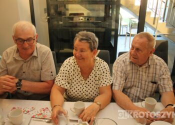 Seniorzy świętowali w Starej Kaflarni. Były kwiaty, muzyka i podziękowania z okazji Dnia Matki i Ojca