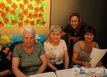 Seniorzy świętowali w Starej Kaflarni. Były kwiaty, muzyka i podziękowania z okazji Dnia Matki i Ojca