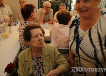 Seniorzy świętowali w Starej Kaflarni. Były kwiaty, muzyka i podziękowania z okazji Dnia Matki i Ojca