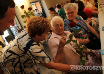 Seniorzy świętowali w Starej Kaflarni. Były kwiaty, muzyka i podziękowania z okazji Dnia Matki i Ojca