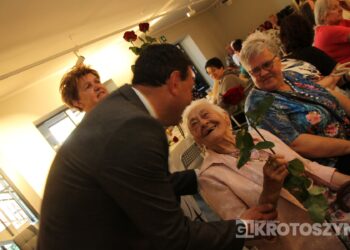 Seniorzy świętowali w Starej Kaflarni. Były kwiaty, muzyka i podziękowania z okazji Dnia Matki i Ojca