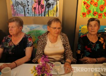 Seniorzy świętowali w Starej Kaflarni. Były kwiaty, muzyka i podziękowania z okazji Dnia Matki i Ojca