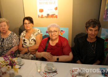 Seniorzy świętowali w Starej Kaflarni. Były kwiaty, muzyka i podziękowania z okazji Dnia Matki i Ojca