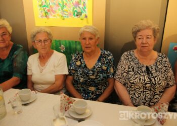 Seniorzy świętowali w Starej Kaflarni. Były kwiaty, muzyka i podziękowania z okazji Dnia Matki i Ojca