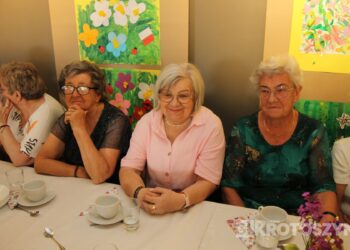 Seniorzy świętowali w Starej Kaflarni. Były kwiaty, muzyka i podziękowania z okazji Dnia Matki i Ojca