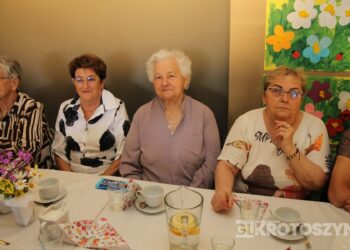 Seniorzy świętowali w Starej Kaflarni. Były kwiaty, muzyka i podziękowania z okazji Dnia Matki i Ojca