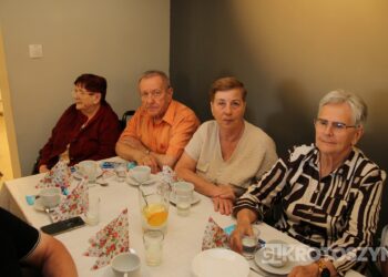 Seniorzy świętowali w Starej Kaflarni. Były kwiaty, muzyka i podziękowania z okazji Dnia Matki i Ojca