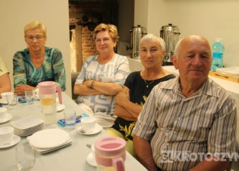 Seniorzy świętowali w Starej Kaflarni. Były kwiaty, muzyka i podziękowania z okazji Dnia Matki i Ojca
