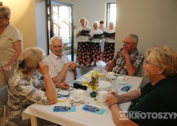 Seniorzy świętowali w Starej Kaflarni. Były kwiaty, muzyka i podziękowania z okazji Dnia Matki i Ojca