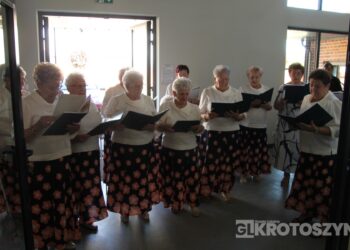 Seniorzy świętowali w Starej Kaflarni. Były kwiaty, muzyka i podziękowania z okazji Dnia Matki i Ojca