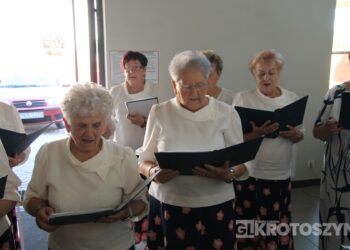 Seniorzy świętowali w Starej Kaflarni. Były kwiaty, muzyka i podziękowania z okazji Dnia Matki i Ojca