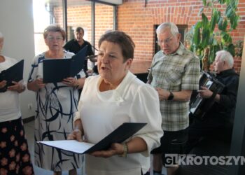 Seniorzy świętowali w Starej Kaflarni. Były kwiaty, muzyka i podziękowania z okazji Dnia Matki i Ojca