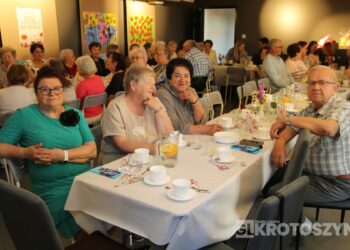 Seniorzy świętowali w Starej Kaflarni. Były kwiaty, muzyka i podziękowania z okazji Dnia Matki i Ojca