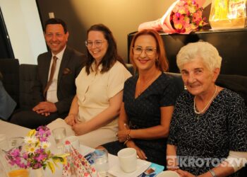 Seniorzy świętowali w Starej Kaflarni. Były kwiaty, muzyka i podziękowania z okazji Dnia Matki i Ojca