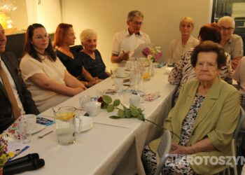 Seniorzy świętowali w Starej Kaflarni. Były kwiaty, muzyka i podziękowania z okazji Dnia Matki i Ojca