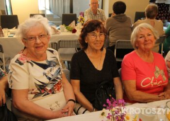 Seniorzy świętowali w Starej Kaflarni. Były kwiaty, muzyka i podziękowania z okazji Dnia Matki i Ojca