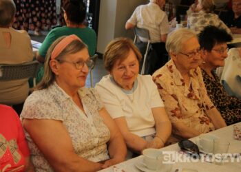 Seniorzy świętowali w Starej Kaflarni. Były kwiaty, muzyka i podziękowania z okazji Dnia Matki i Ojca