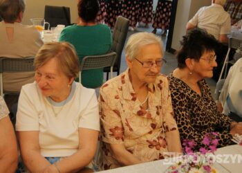 Seniorzy świętowali w Starej Kaflarni. Były kwiaty, muzyka i podziękowania z okazji Dnia Matki i Ojca