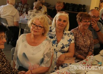 Seniorzy świętowali w Starej Kaflarni. Były kwiaty, muzyka i podziękowania z okazji Dnia Matki i Ojca