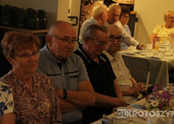Seniorzy świętowali w Starej Kaflarni. Były kwiaty, muzyka i podziękowania z okazji Dnia Matki i Ojca