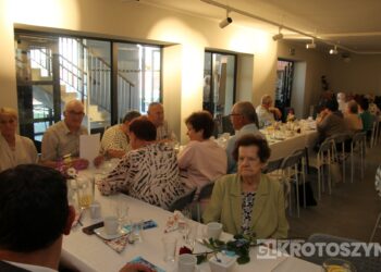 Seniorzy świętowali w Starej Kaflarni. Były kwiaty, muzyka i podziękowania z okazji Dnia Matki i Ojca