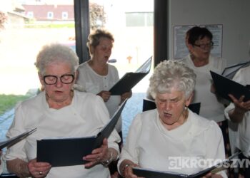 Seniorzy świętowali w Starej Kaflarni. Były kwiaty, muzyka i podziękowania z okazji Dnia Matki i Ojca