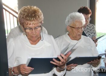 Seniorzy świętowali w Starej Kaflarni. Były kwiaty, muzyka i podziękowania z okazji Dnia Matki i Ojca