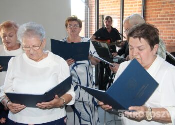 Seniorzy świętowali w Starej Kaflarni. Były kwiaty, muzyka i podziękowania z okazji Dnia Matki i Ojca