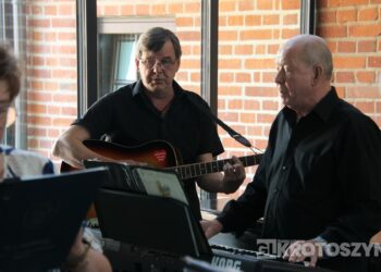 Seniorzy świętowali w Starej Kaflarni. Były kwiaty, muzyka i podziękowania z okazji Dnia Matki i Ojca