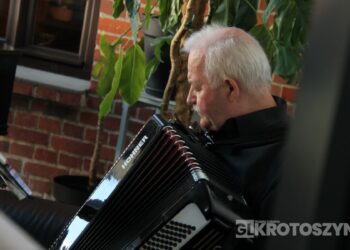 Seniorzy świętowali w Starej Kaflarni. Były kwiaty, muzyka i podziękowania z okazji Dnia Matki i Ojca