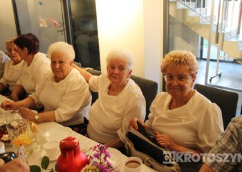 Seniorzy świętowali w Starej Kaflarni. Były kwiaty, muzyka i podziękowania z okazji Dnia Matki i Ojca
