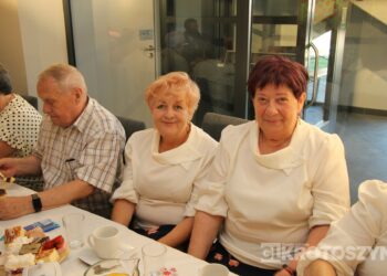 Seniorzy świętowali w Starej Kaflarni. Były kwiaty, muzyka i podziękowania z okazji Dnia Matki i Ojca