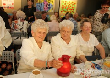 Seniorzy świętowali w Starej Kaflarni. Były kwiaty, muzyka i podziękowania z okazji Dnia Matki i Ojca