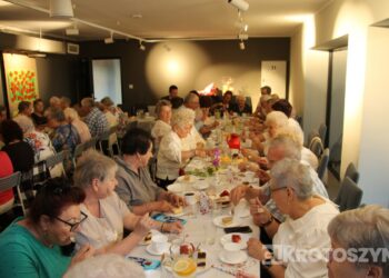 Seniorzy świętowali w Starej Kaflarni. Były kwiaty, muzyka i podziękowania z okazji Dnia Matki i Ojca