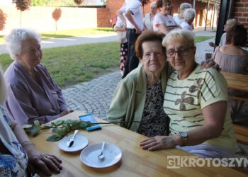 Seniorzy świętowali w Starej Kaflarni. Były kwiaty, muzyka i podziękowania z okazji Dnia Matki i Ojca