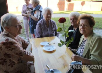 Seniorzy świętowali w Starej Kaflarni. Były kwiaty, muzyka i podziękowania z okazji Dnia Matki i Ojca