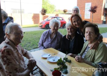 Seniorzy świętowali w Starej Kaflarni. Były kwiaty, muzyka i podziękowania z okazji Dnia Matki i Ojca