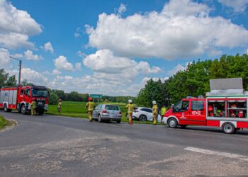 Groźny wypadek w Kobiernie! Rozbite auta na skrzyżowaniu, na miejscu służby ratunkowe