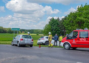 Groźny wypadek w Kobiernie! Rozbite auta na skrzyżowaniu, na miejscu służby ratunkowe