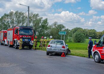 Groźny wypadek w Kobiernie! Rozbite auta na skrzyżowaniu, na miejscu służby ratunkowe