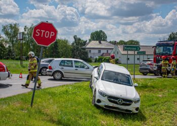 Groźny wypadek w Kobiernie! Rozbite auta na skrzyżowaniu, na miejscu służby ratunkowe