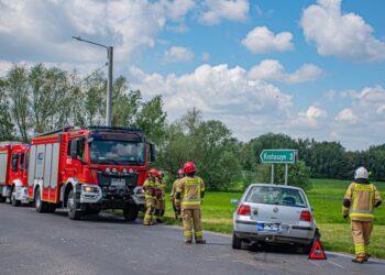 Groźny wypadek w Kobiernie! Rozbite auta na skrzyżowaniu, na miejscu służby ratunkowe