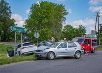 Groźny wypadek w Kobiernie! Rozbite auta na skrzyżowaniu, na miejscu służby ratunkowe