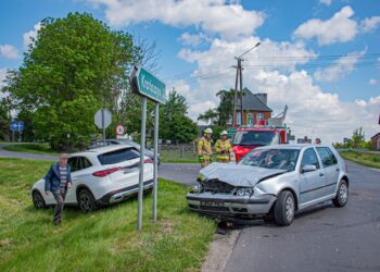 Groźny wypadek w Kobiernie! Rozbite auta na skrzyżowaniu, na miejscu służby ratunkowe