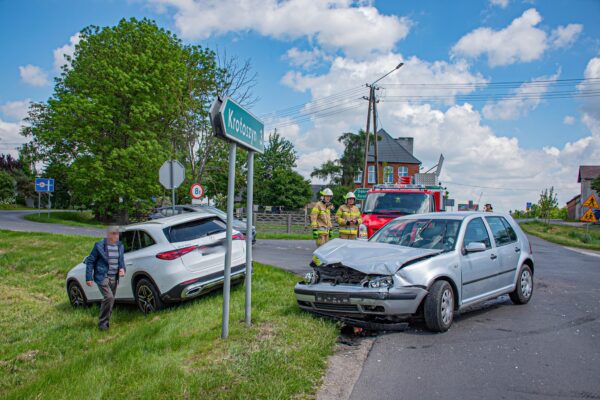 Groźny wypadek w Kobiernie! Rozbite auta na skrzyżowaniu, na miejscu służby ratunkowe Groźny wypadek w Kobiernie! Rozbite auta na skrzyżowaniu, na miejscu służby ratunkowe
