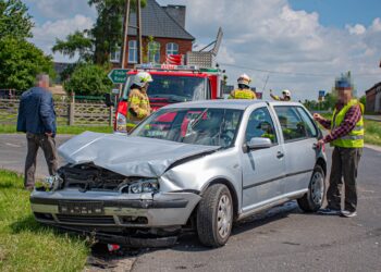 Groźny wypadek w Kobiernie! Rozbite auta na skrzyżowaniu, na miejscu służby ratunkowe