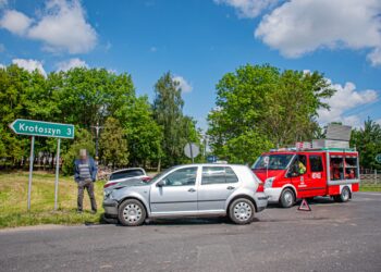 Groźny wypadek w Kobiernie! Rozbite auta na skrzyżowaniu, na miejscu służby ratunkowe