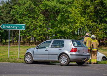 Groźny wypadek w Kobiernie! Rozbite auta na skrzyżowaniu, na miejscu służby ratunkowe