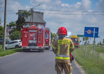 Groźny wypadek w Kobiernie! Rozbite auta na skrzyżowaniu, na miejscu służby ratunkowe